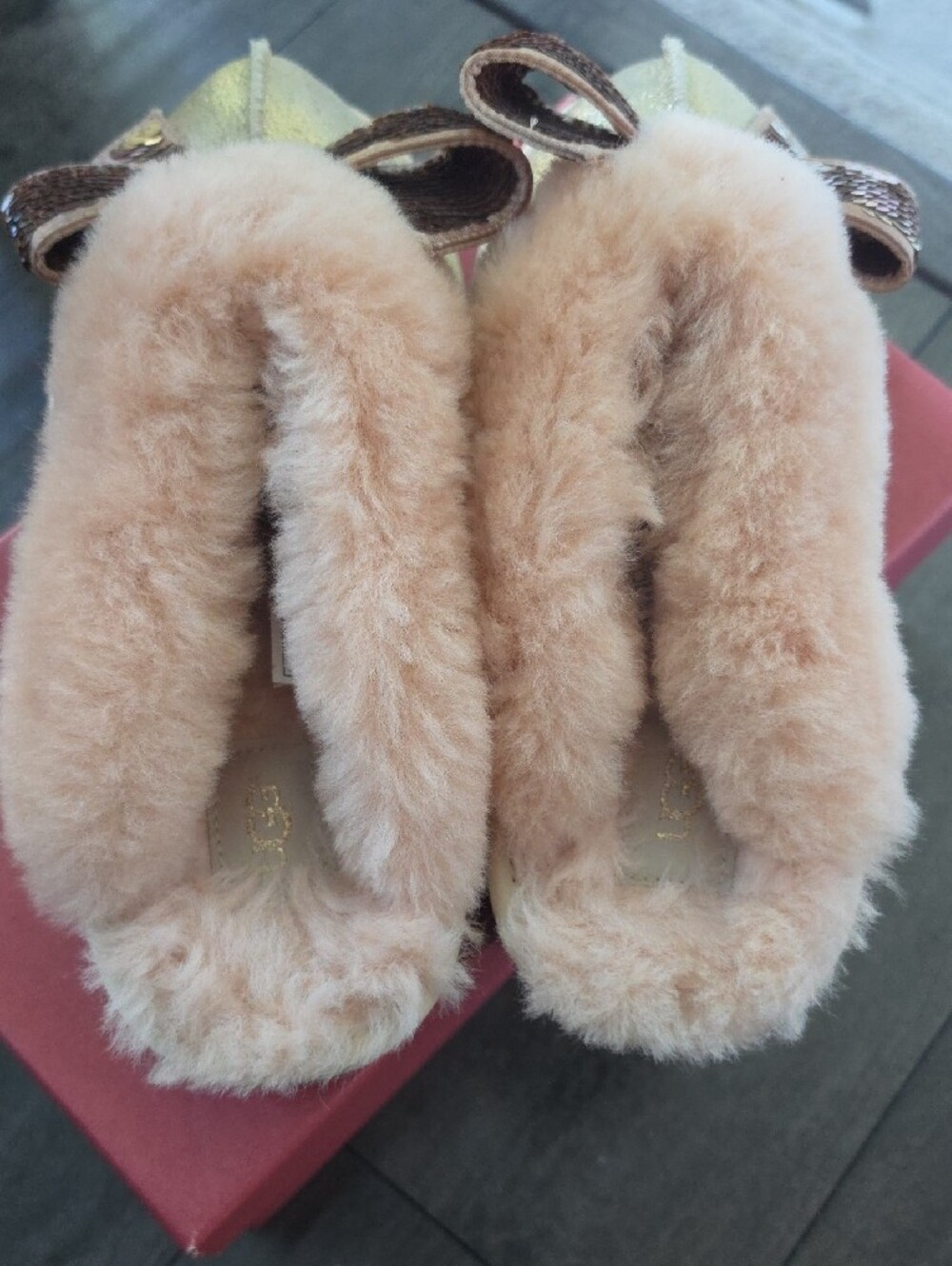 UGG ☆ Limited Edition ☆ 'Coquette' Sequin Bow Slipper in Gold - Picture 3 of 10